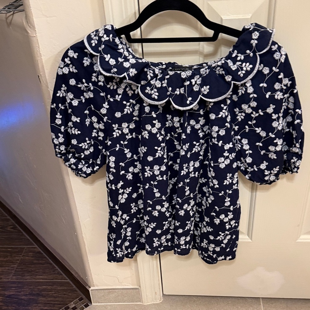 Ann Taylor Navy Blue Floral Blouse. NWOT scalloped neck with puffy sleeves.